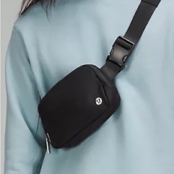 lululemon athletica Handbags - Gorgeous, Lululemon Everywhere Belt Bag 1L❤️